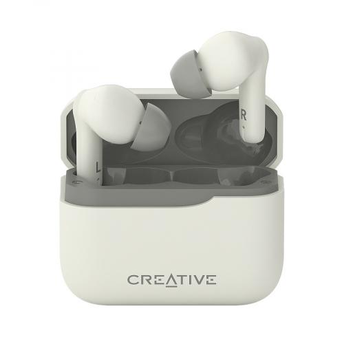 Weiße kabellose In-Ear-Kopfhörer mit offener Ladebox von Creative
