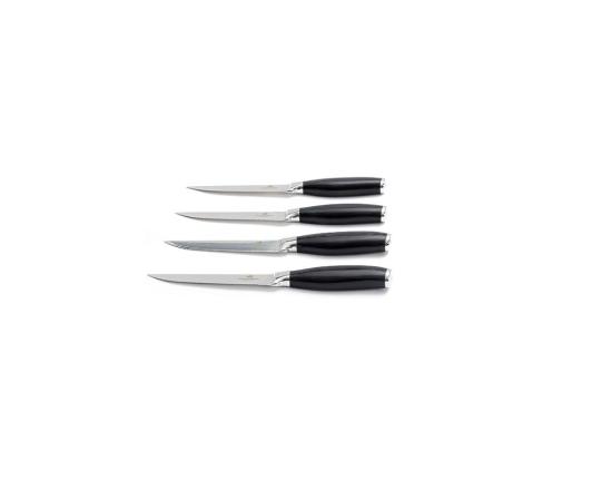 Vier Edelstahl-Steakmesser mit schwarzen ergonomischen Griffen auf weißem Hintergrund