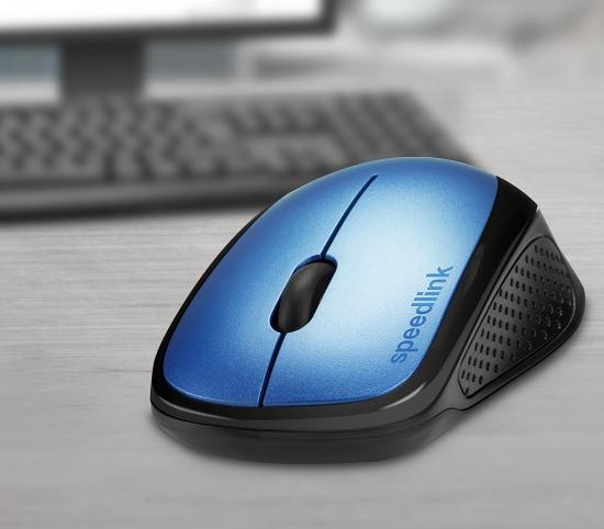 Blaue kabellose Maus neben einer Tastatur auf einem Schreibtisch