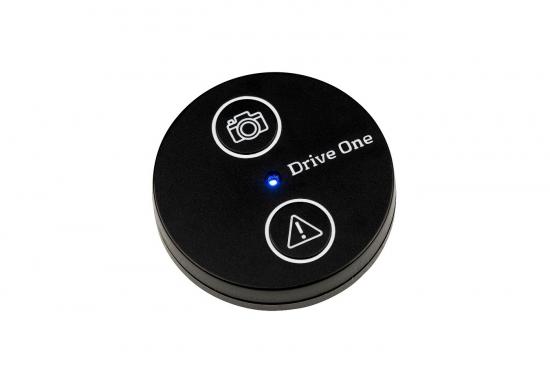 Rundes schwarzes Gerät mit der Aufschrift 'Drive One' und blauer LED, zeigt Symbole für Kamera und Warnung