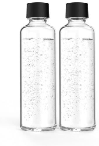 Zwei Glasflaschen mit Sprudelwasser und schwarzem Deckel