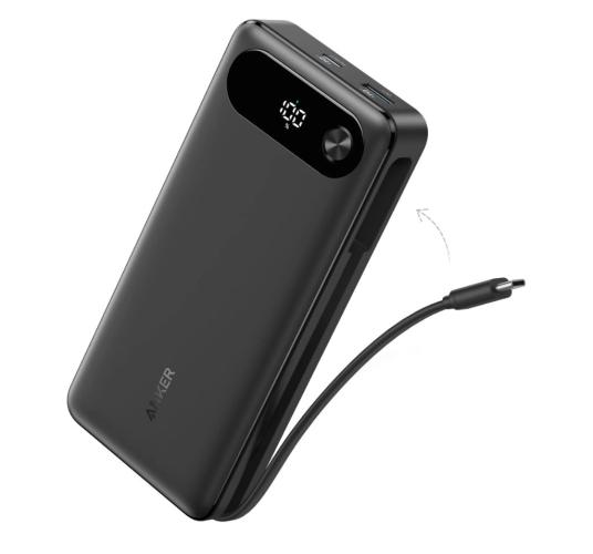 Schwarze Powerbank mit eingebautem Kabel und digitalem Display zur Anzeige des Ladestands