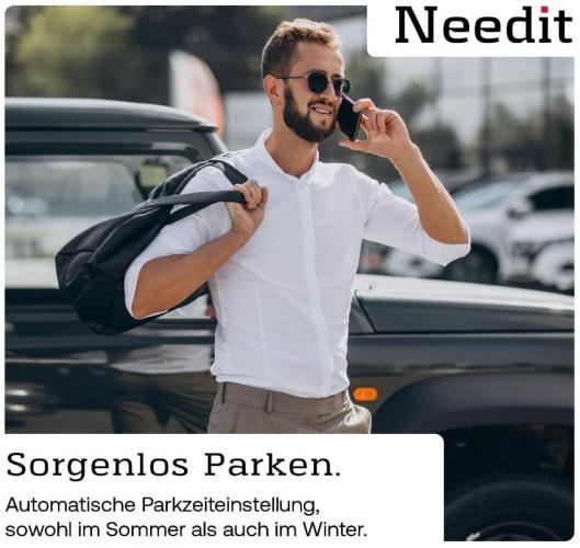 Mann in Sonnenbrille und weißem Hemd steht am Auto, hält Rucksack und telefoniert, "Sorgenlos Parken" Werbetext im Bild