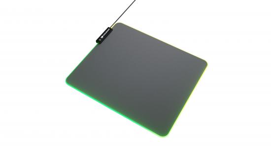 Ein rechteckiges Gaming-Mauspad mit RGB-Beleuchtung und USB-Anschluss