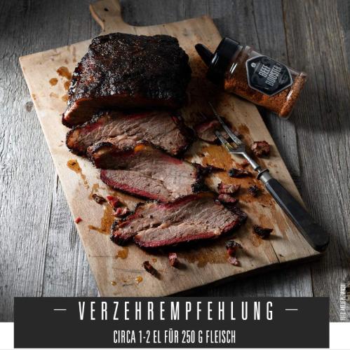 Geschnittenes Brisket auf Holzbrett mit Streuer BBQ-Gewürz und einem Messer