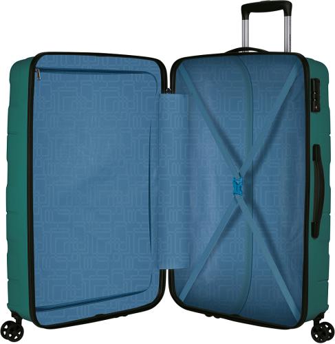 Offener Koffer mit blauen Innenfächern und Rollen