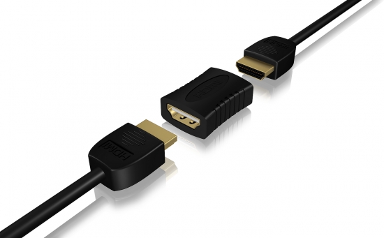 Schwarzes HDMI-Kabel mit einem HDMI-Adapter auf weißem Hintergrund